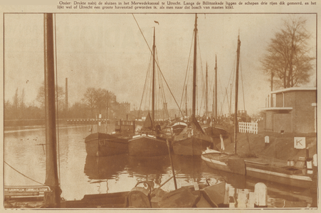 874225 Gezicht op vrachtschepen in het Merwedekanaal, afgemeerd bij de Billitonkade te Utrecht.
